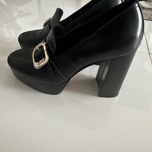 Vince Camuto Black Leather Platform Loafers with Elegant Buckle - Picture 4 of 6